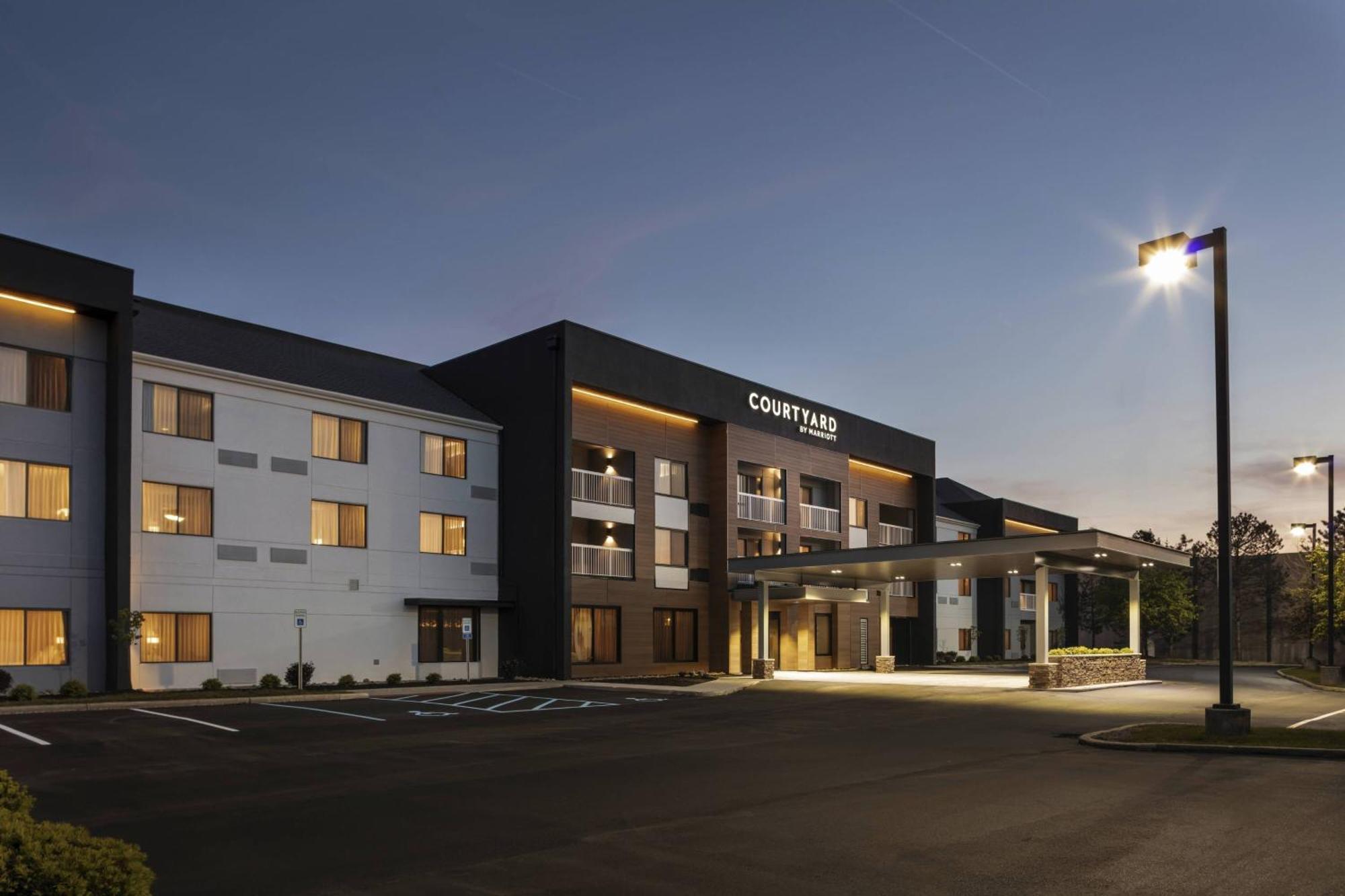 Courtyard Indianapolis Northwest Hotel Exterior photo